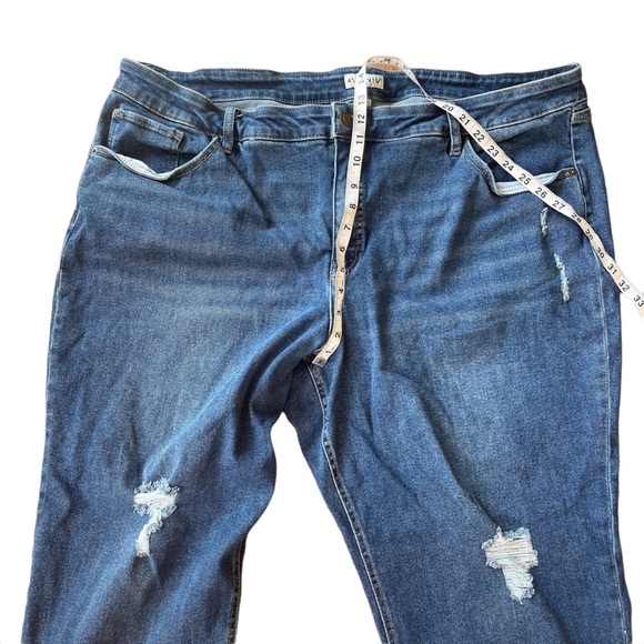 Ava & Viv Distress Cropped Jean Size: 26W - Picture 11 of 13